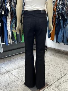 Calça Just Flare na internet