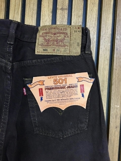Calça Levis sarja marrom 501. 36 na internet