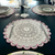 COMBO FAMILIA - 6 INDIVIDUALES YUTE + 6 POSAVASOS YUTE + ESCURRIDOR ROMBOS 30X15CM + ALFOMBRA DECO