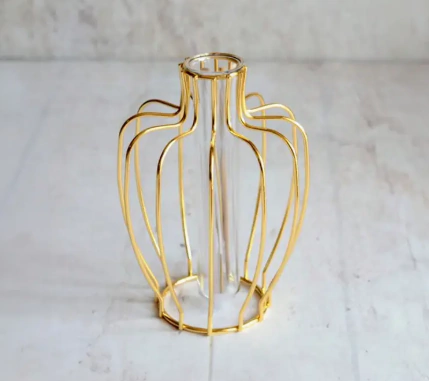 JARRÓN DE METAL DORADO