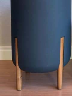 Vaso Cilíndrico De Chão Em Polietileno Chumbo E Perna De Madeira - G - Super Jardim Decor