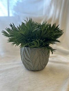 Vaso Verde em Cimento com Folhagem Leque Artificial