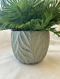 Vaso Verde em Cimento com Folhagem Leque Artificial - comprar online