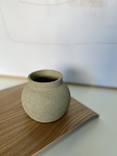 MINIVASO EM POLIRRESINA TEXTURA NATURAL