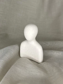 ESCULTURA MENINO DOLAMITA AREIA