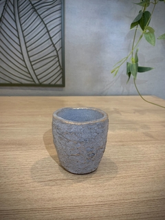 Vasinho em Cimento Com Detalhe Dourado