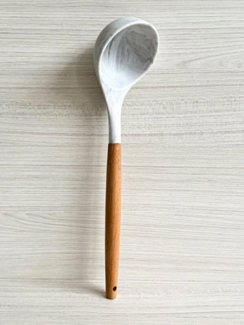 CUCHARÓN SILICONA SIMIL MÁRMOL CABO MADERA - comprar online