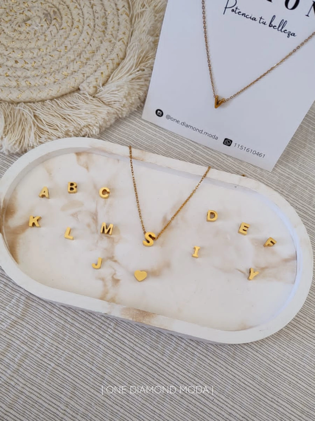 Collar inicial dorado