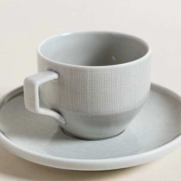 Taza y platito de porcelana