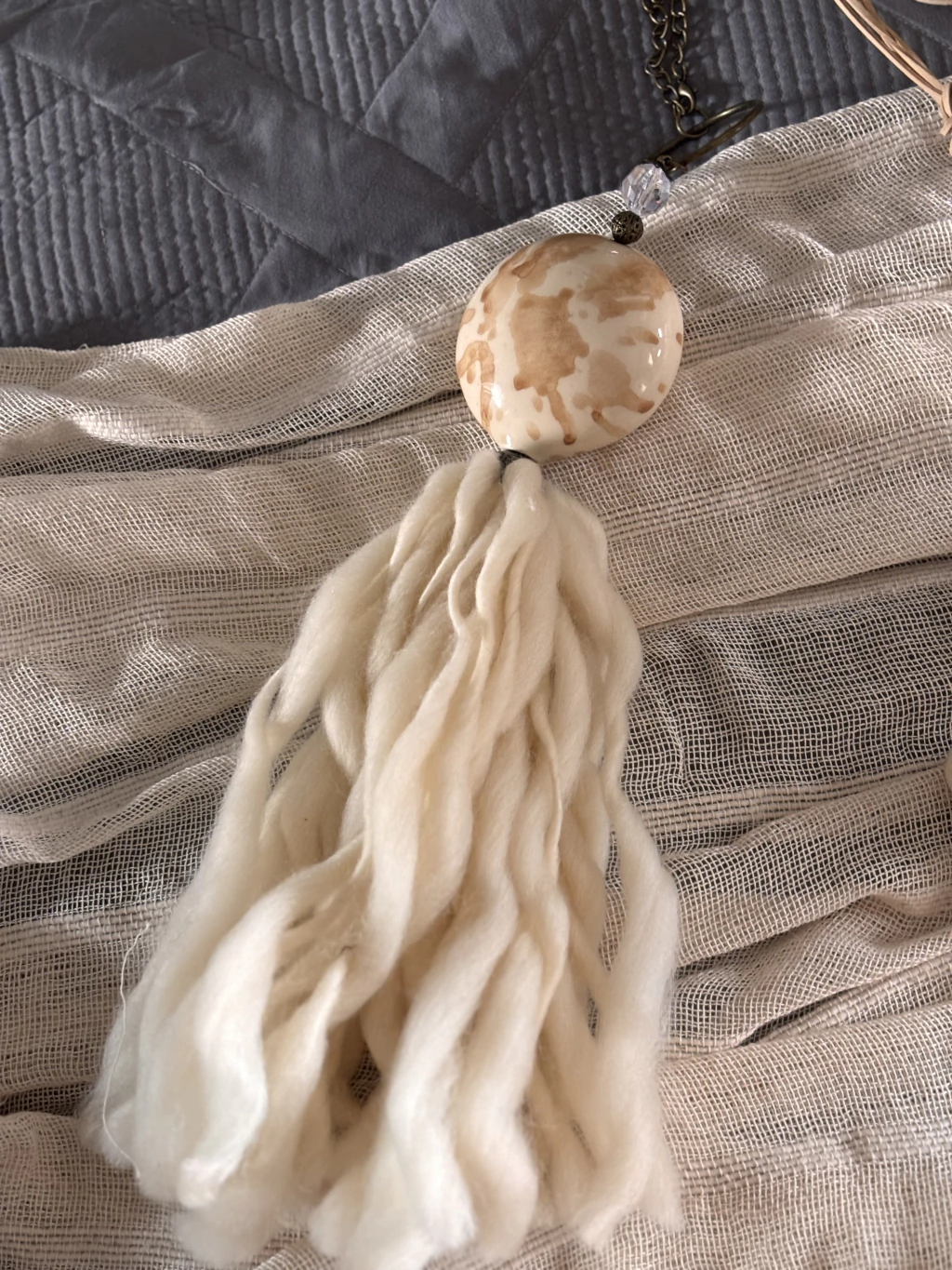 Borla medallón cerámica beige