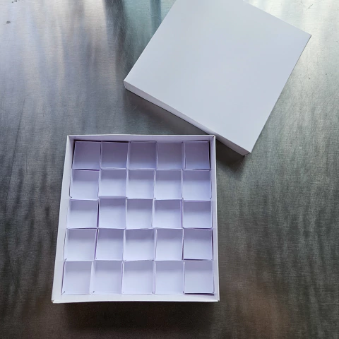 10 Caixas para Caixetas 3.5x3.5cm 25 doces - altura 5cm - Tampa Papel - Branca - comprar online