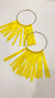 Brinco argola com fitas amarelo
