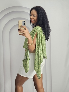 Blusa Capa Estampada - comprar online