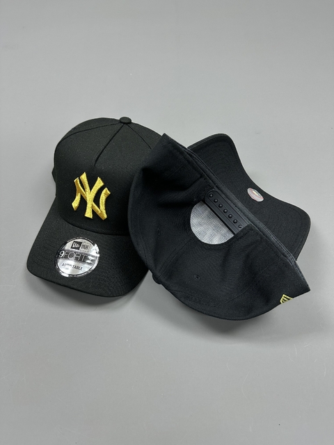 Boné New Era - Preto/Dourado