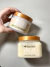 Kit Tree Hut Vanilla com esfoliante corporal de açúcar e manteiga hidratante corporal com tampa dourada, sobre superfície branca