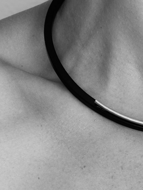 Choker Zara em Couro e Metal Prateado – Colar Longo e Ajustável