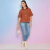 Camisa My Favorite Things com Bolso Marrom na Revoluse