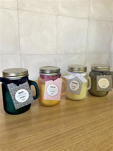 Vela aromática na caneca de vidro