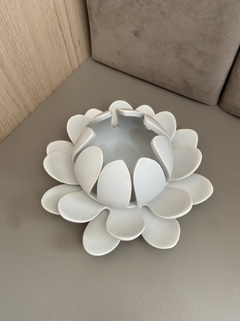 Porta-vela flor branco em cerâmica