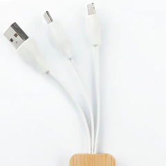 Chaveiro em bambu com cabo para carregamento USB-A na internet