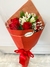 Mimo Delicado de Rosas Vermelhas e Astromelias