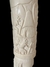 Busto de marfim tribal africano retratando figura feminina, parte superior decorada com elementos do cotiano