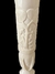 Busto de marfim tribal africano retratando figura feminina, parte superior decorada com elementos do cotiano na internet