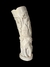 Grande presa de marfim tribal africano esculpido em relevo retratando personagens do cotidiano local.