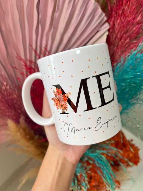 Caneca porcelana com nome + inicial com flor - comprar online