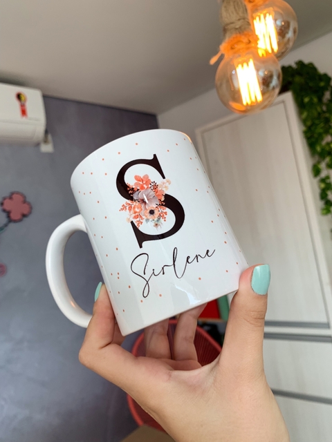 Caneca porcelana com nome + inicial com flor - Trevo Papelarte