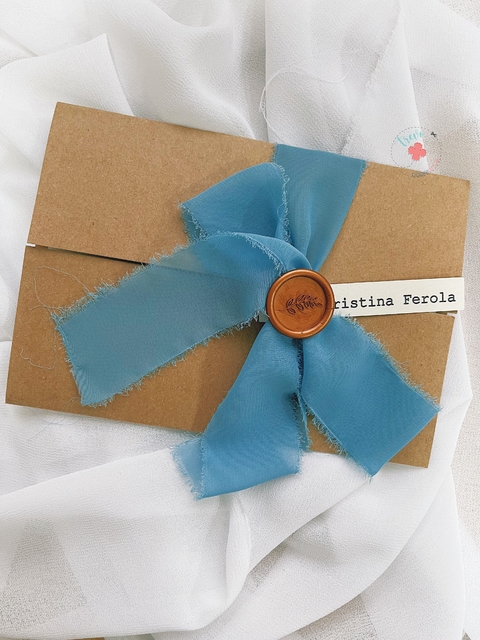 Convite estilo boho com tecido e lacre de cera