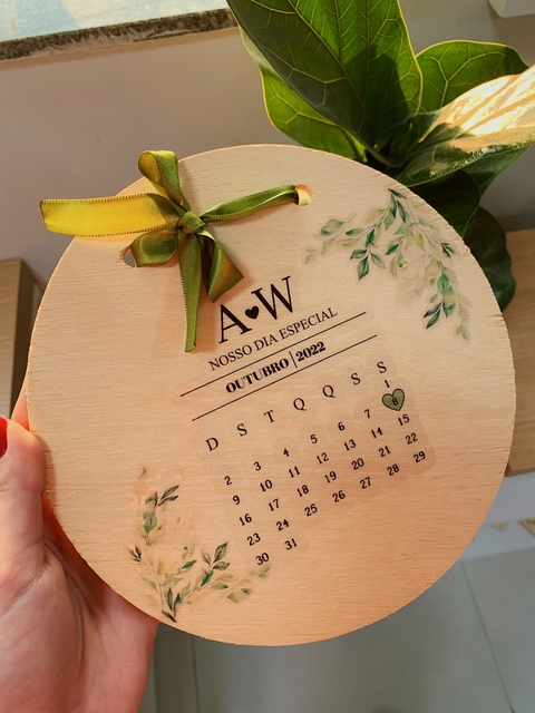 Porta aliança madeira pinus modelo calendário 20x20cm