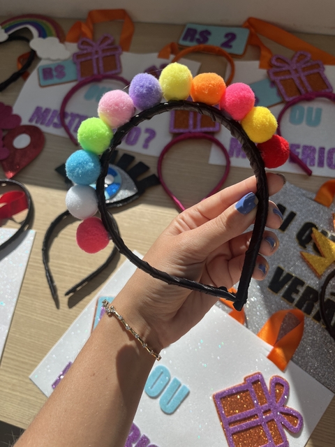 Tiara pompom coloridos - Trevo Papelarte