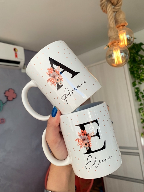 Caneca porcelana com nome + inicial com flor