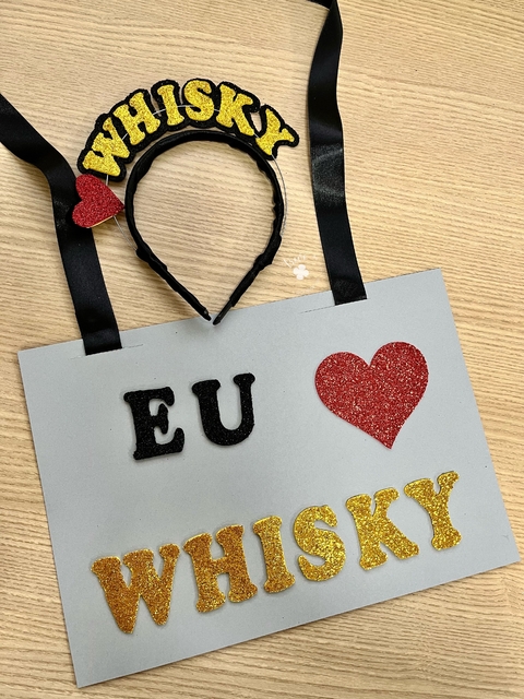 Tiara Whisky + Plaquinha Casal Carnaval - comprar online