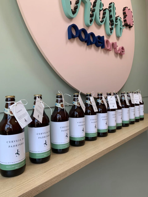 Cerveja artesanal convite para padrinhos na internet