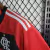 Listras e Manga da Camisa de Futebol Clube de Regatas do Flamengo I 1 Temporada 23/24 2023 2024 Feminino Feminina de Mulher Vermelho e Preto Adidas do Mengão Fla Versão Modelo Torcedor de Time com Bordado ou Silk Detalhe Branco Novo Manto do Ano do Mais Q
