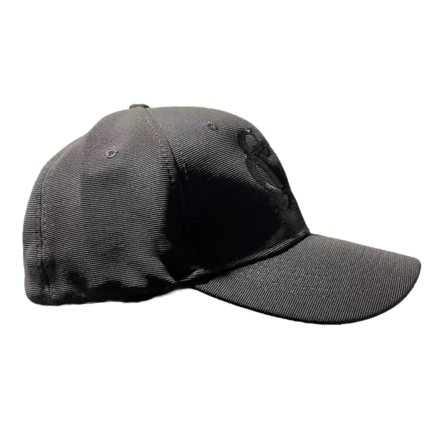 GORRA NEGRA CON ESCUDO — imagen 3