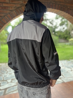 Campera rompeviento hombre combinada - Indumentaria Jaio