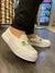 Tênis Slipper Detalhes Pirâmide Branco