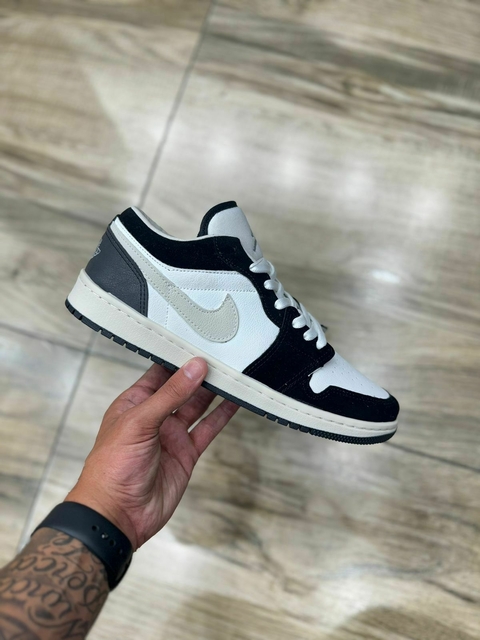 NIKE JORDAN LOW