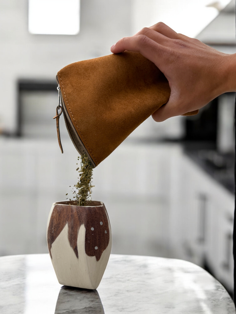 Yerbera de cuero gamuzado color marrón 