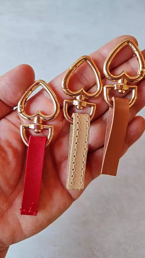 ALÇA COURO COM MOSQUETÃO CORAÇÃO - comprar online