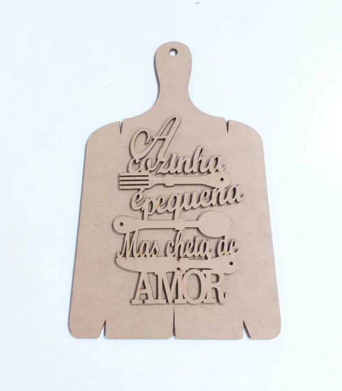 KIT TABUA COM FRASE A COZINHA É PEQUENA MAS CHEIA DE AMOR 18X29CM