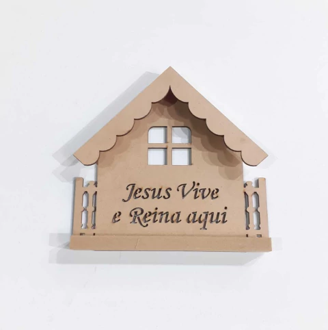 PORTA CHAVE CASA FRASE JESUS VIVE E REINA AQUI 19X19CM