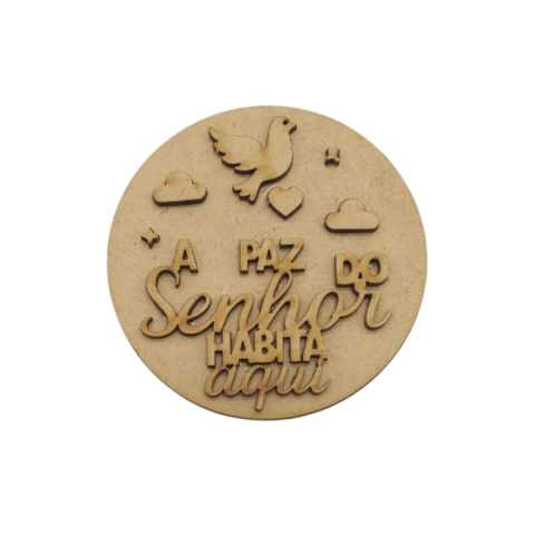 Escapulário MDF com frase A Paz do Senhor habita aqui 10cm