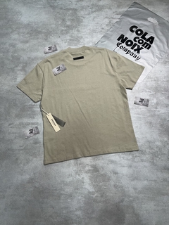 Camiseta Essentials na internet