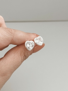 Brinco pedra cristal coração folheado a prata