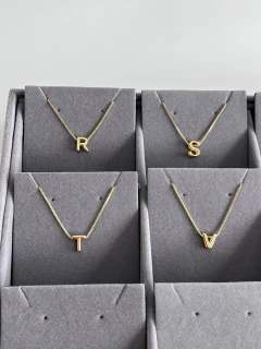 Colar médio letra/inicial lisa semijoia - comprar online