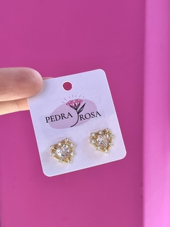 Brinco coração com zircônias ao redor P semijoia - Pedra Rosa Joias